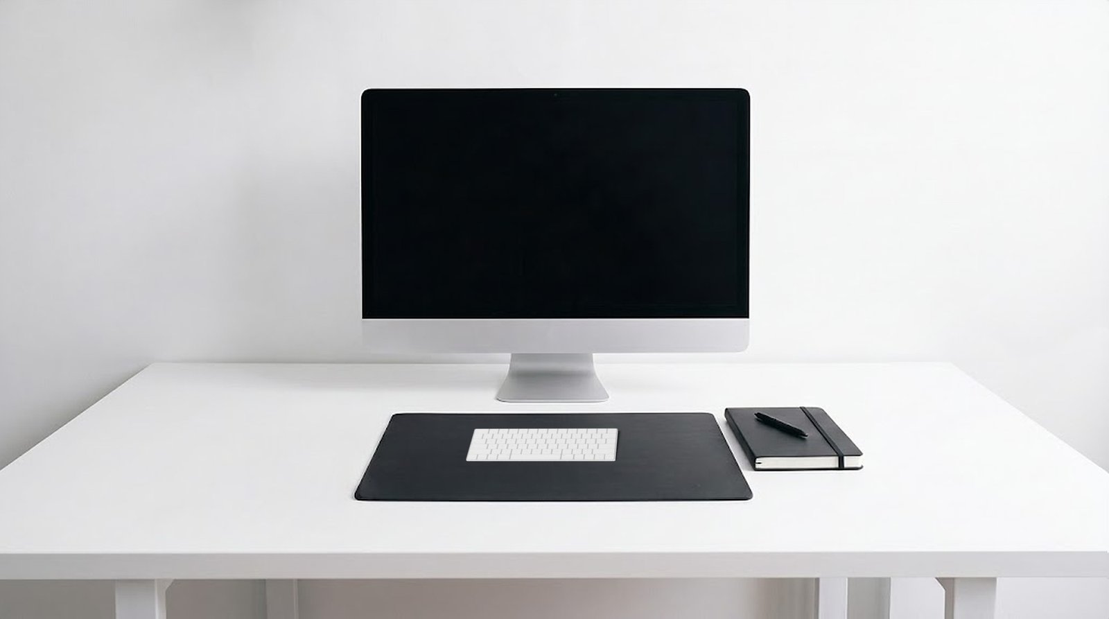 Computador sobre un escritorio de madera